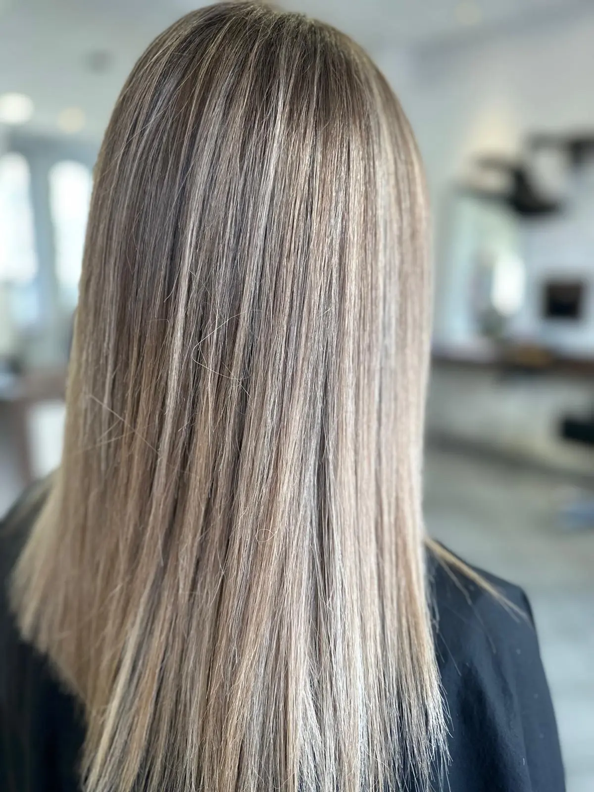 Lange glatte Haare mit feinen hellen Partien in Asch und Beige