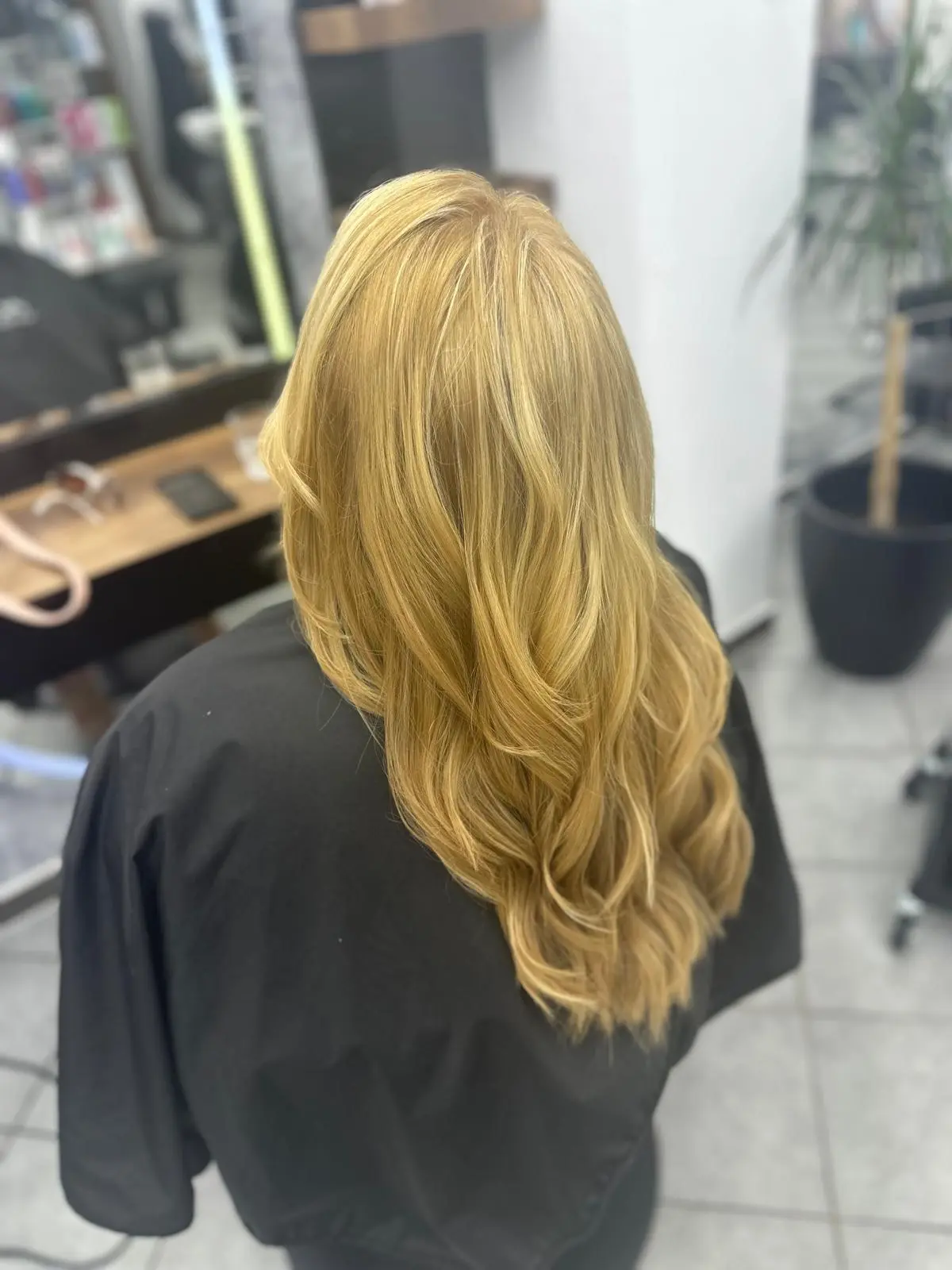 Langes goldblondes Haar mit Stufen