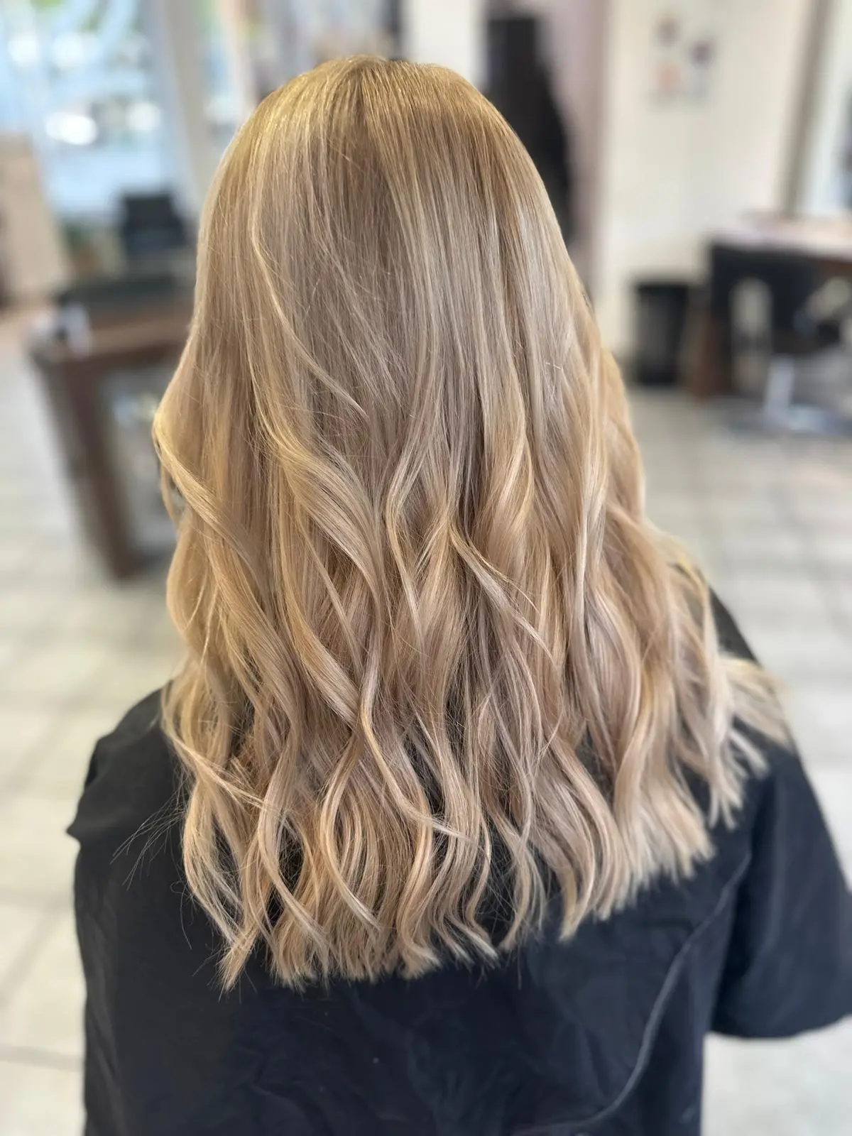 Lange Wellen in warmem Blond mit hellen Strähnen
