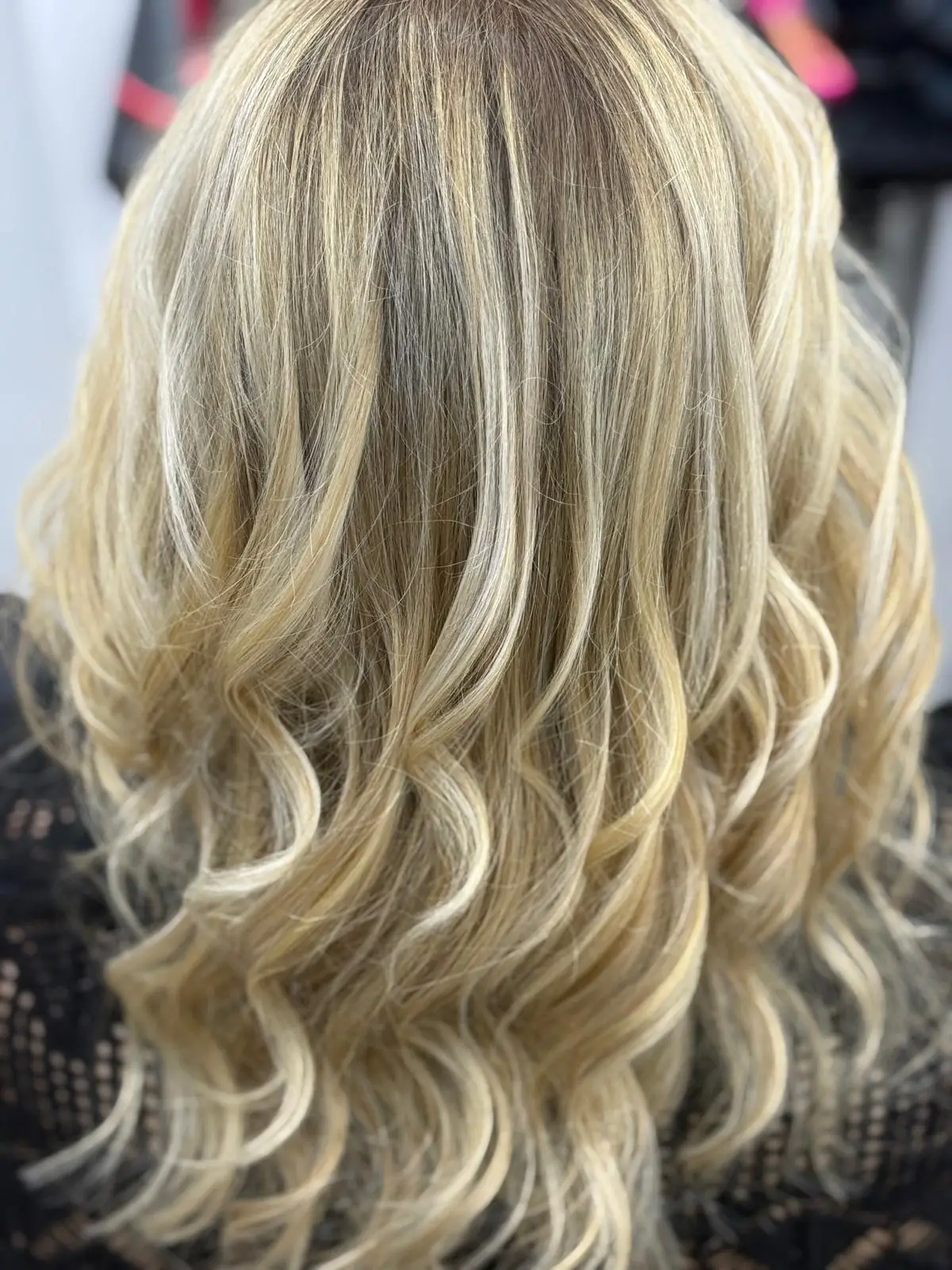 Helles Blond mit gedrehten Locken, gleichmäßig bis in die Spitzen