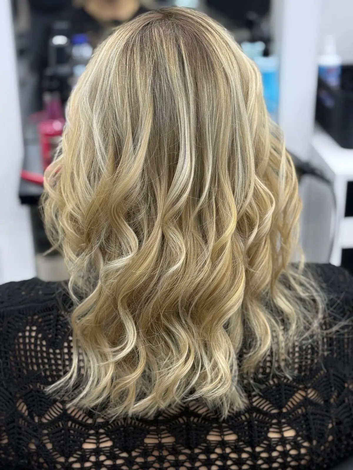Hellblonde Wellen mit hellen Partien bis zum Ansatz