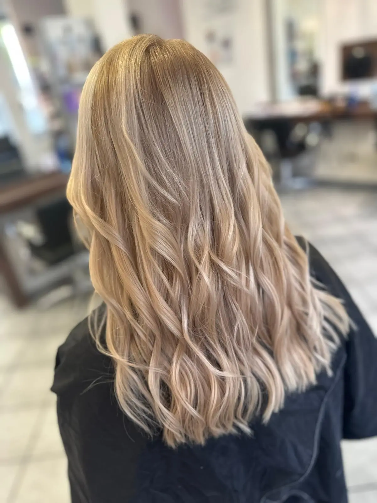 Langes Haar in kühlem Blond mit deutlich herausgearbeiteten hellen Partien
