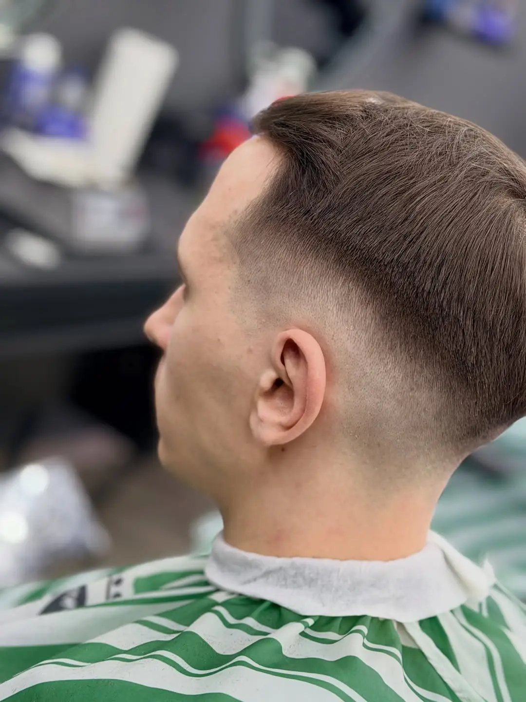 Klassischer Herrenschnitt mit Seitenscheitel und High Fade