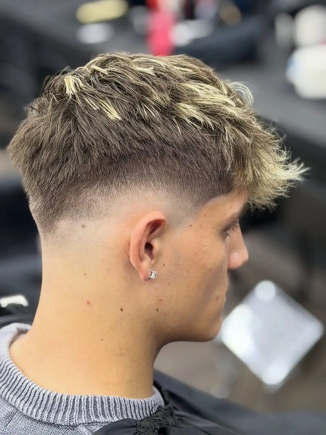 Moderner Crop mit Textur und blonden Spitzen